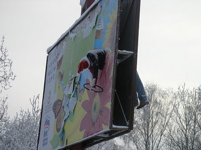 V Rusku prepasírovali človeka cez billboard. Varujú vodičov